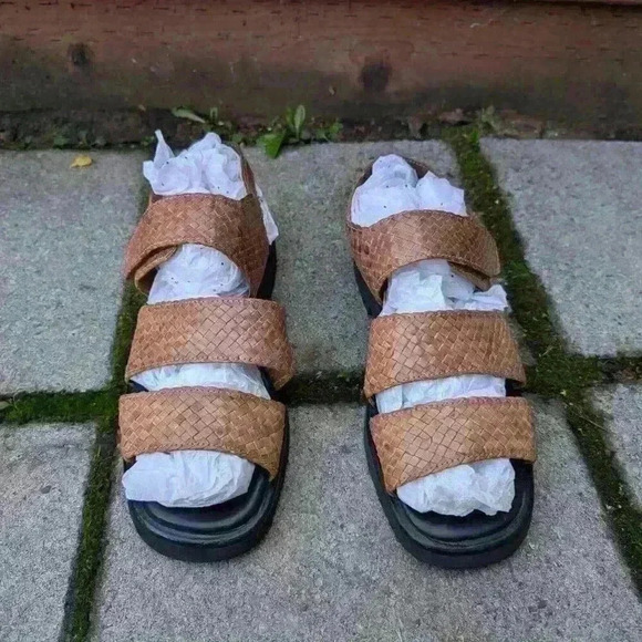 Beautiful Aquatalia brown woven leather sandals size 10 - Picture 2 of 6